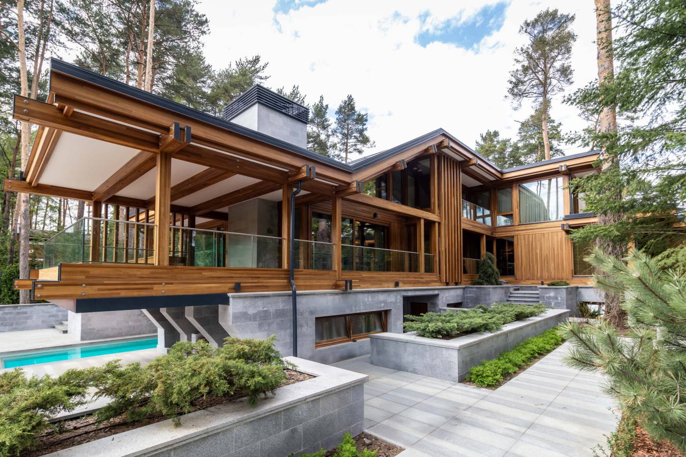 Pagano-house-wood-luxury-villa-boschi-exterior-pool-terraces