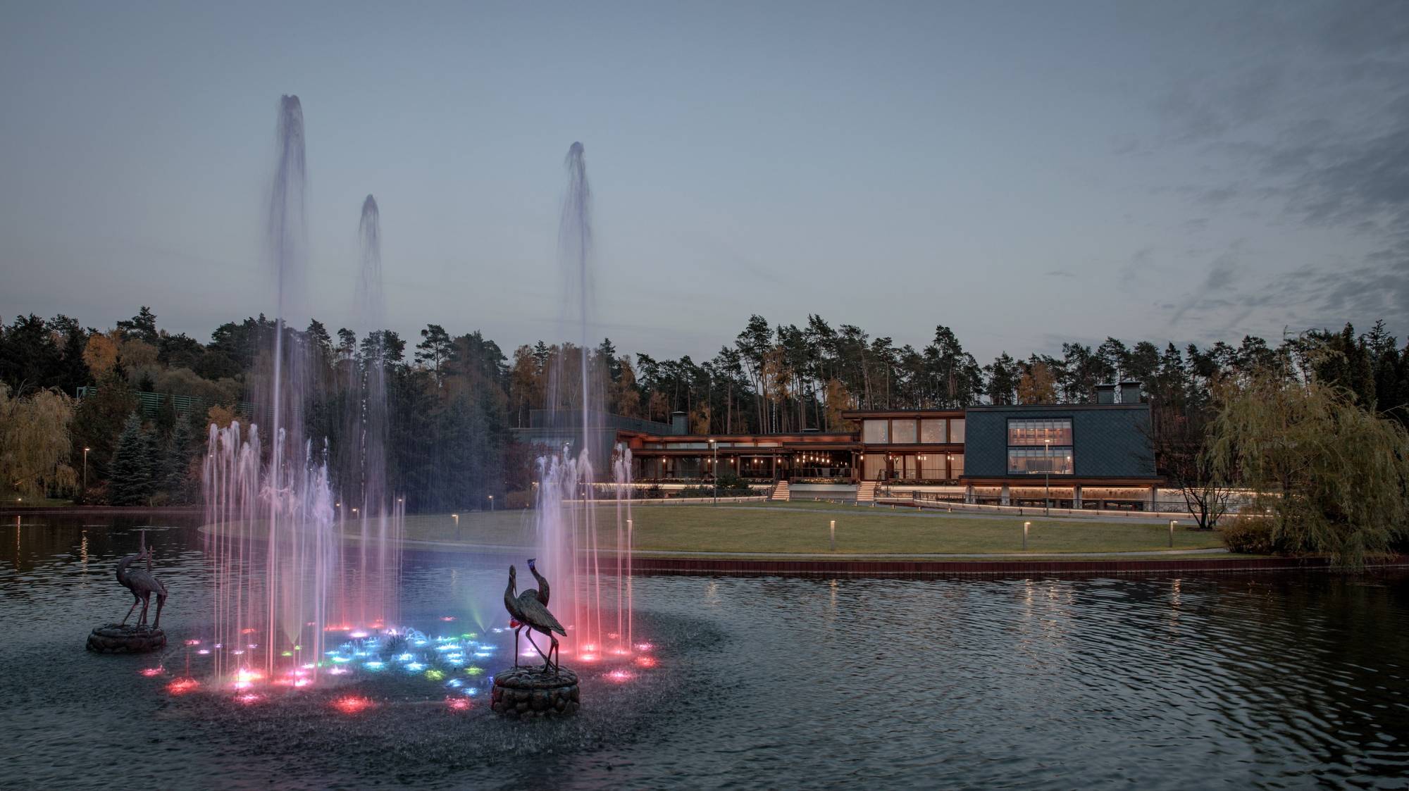 Pagano-house-wood-luxury-worlds-largest-residence-exterior-fountain-lighting