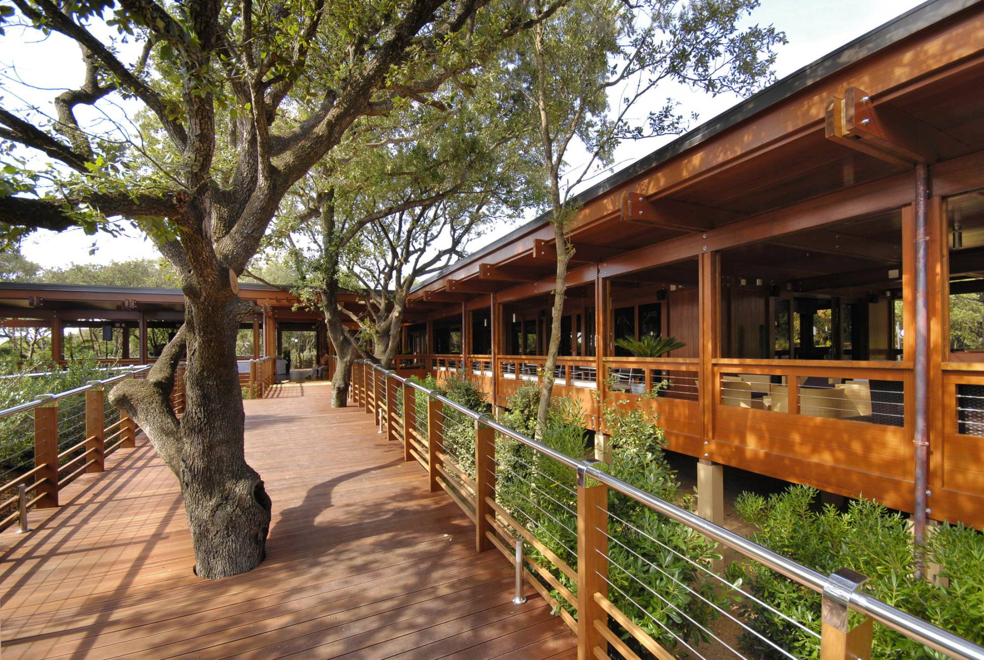 Pagano-house-wood-luxury-restaurant-seaside-walkway-restaurant-trees