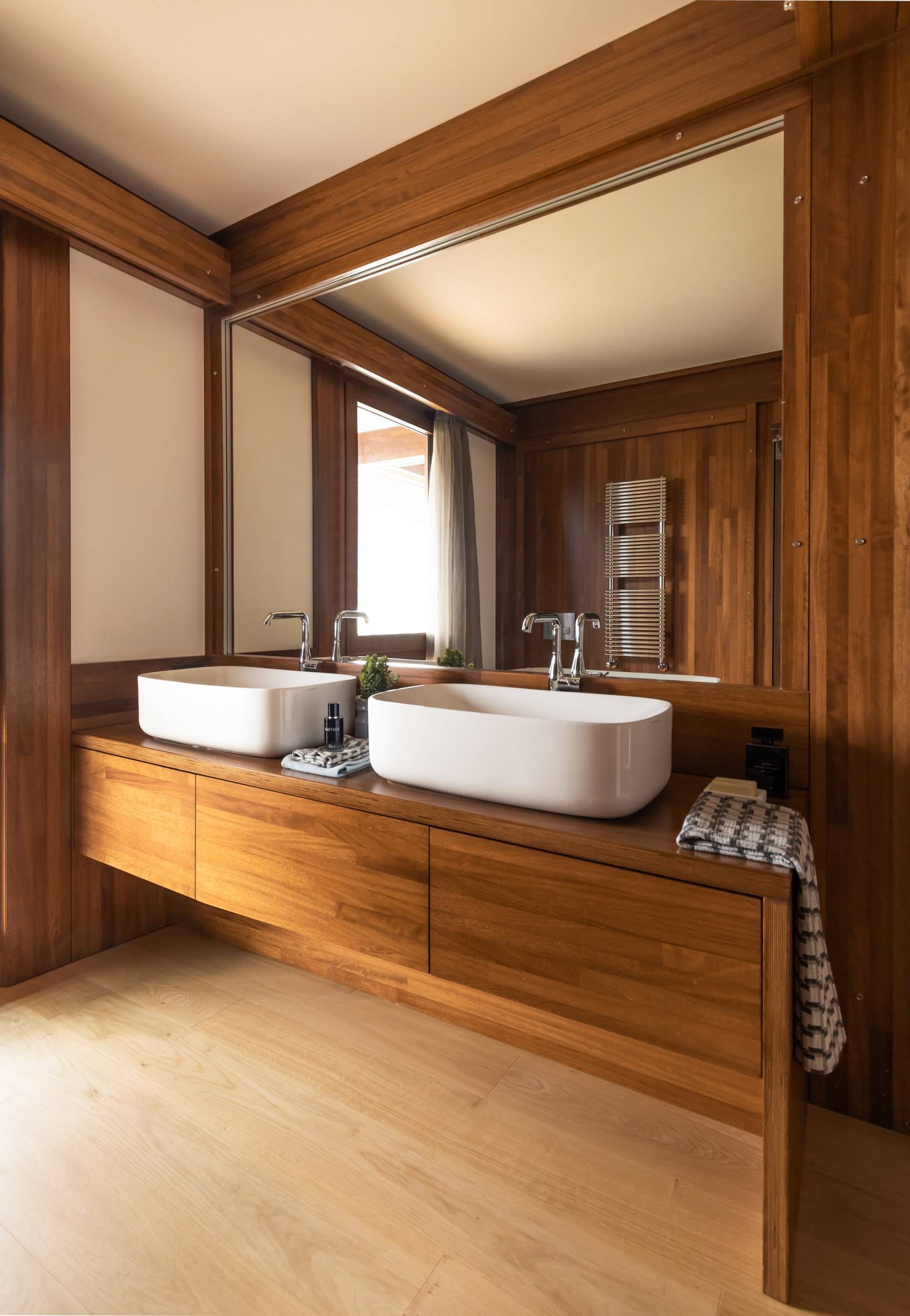 Pagano-house-wood-luxury-villa-rachele-bathroom-double-sink