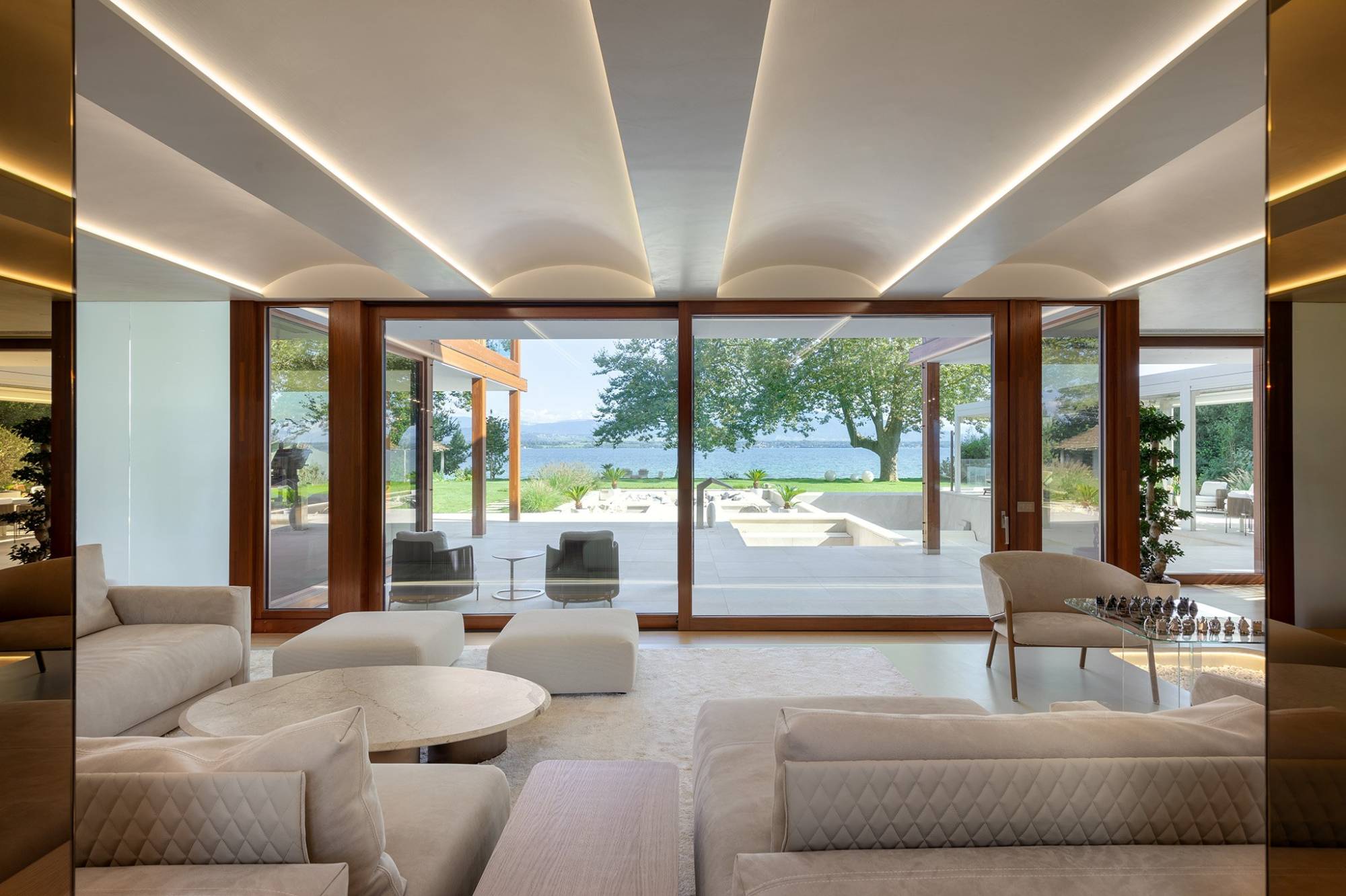 Pagano-home-wood-luxury-swiss-geneve-lounge-lakeview