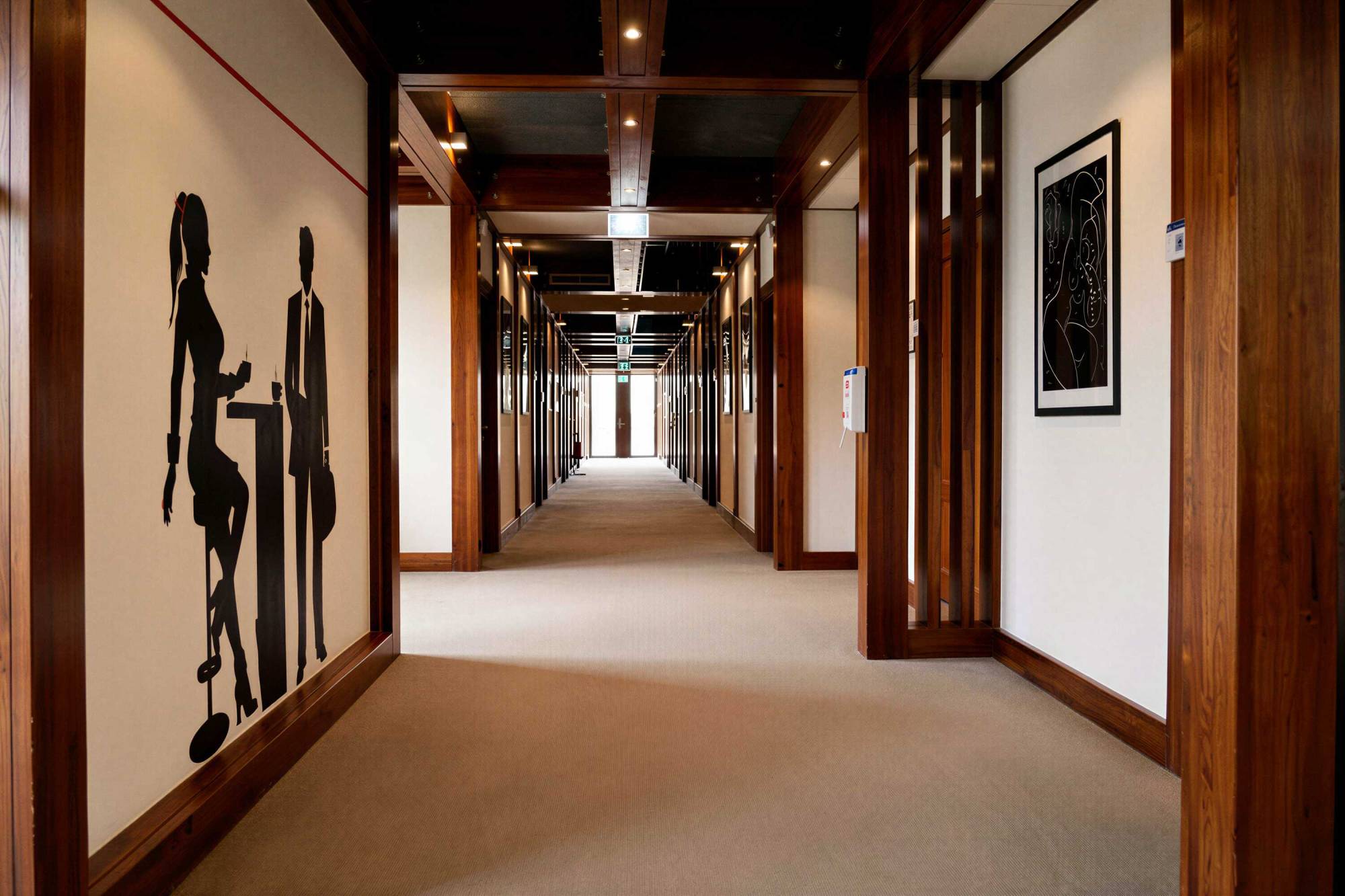 Pagano-home-wood-luxury-Ufficium-wood-corridor-art-gallery-04