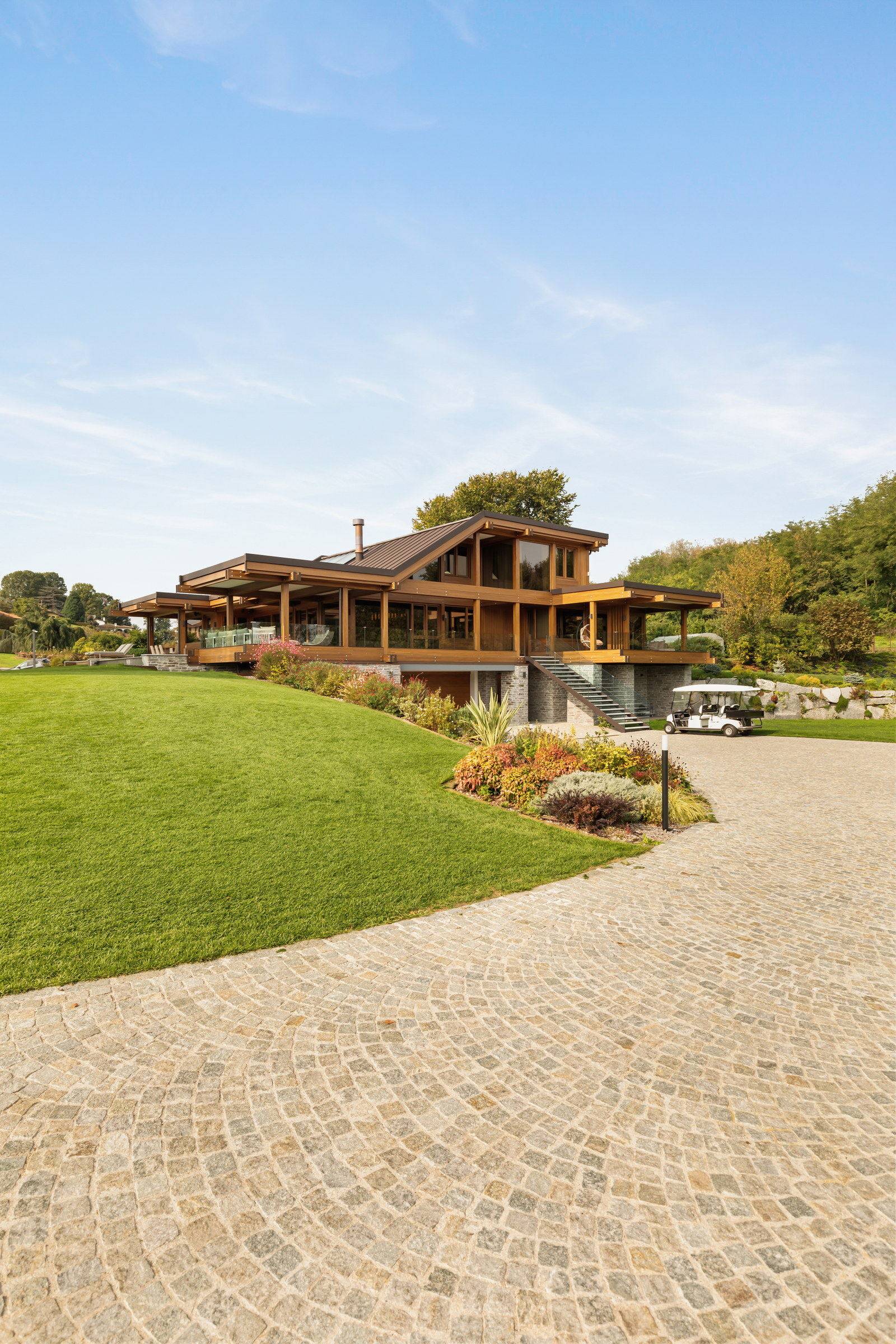 Pagano-house-wood-luxury-villa-varese-exterior-lawn-driveway