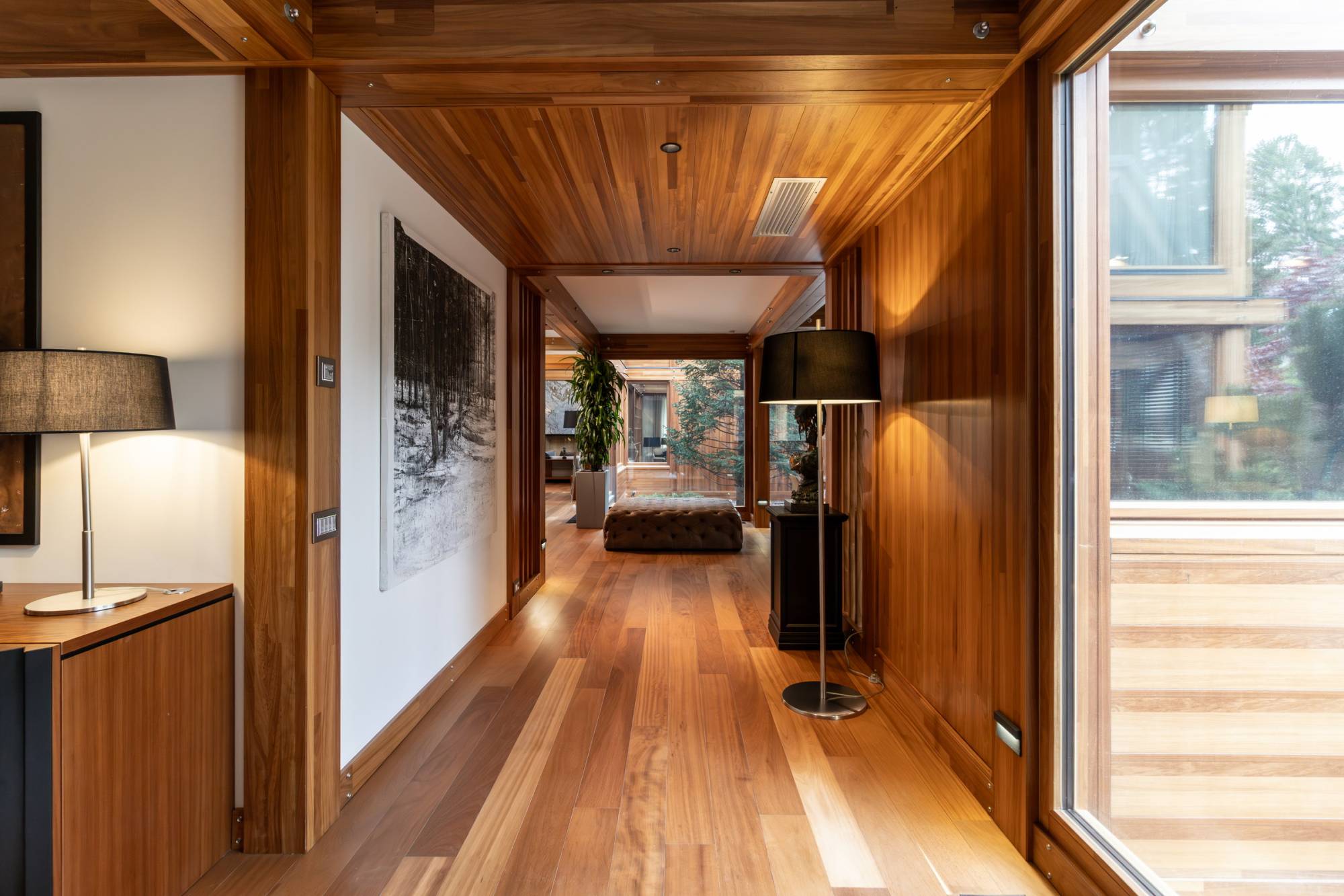 Pagano-house-wood-luxury-villa-boschi-interior-corridor-panels