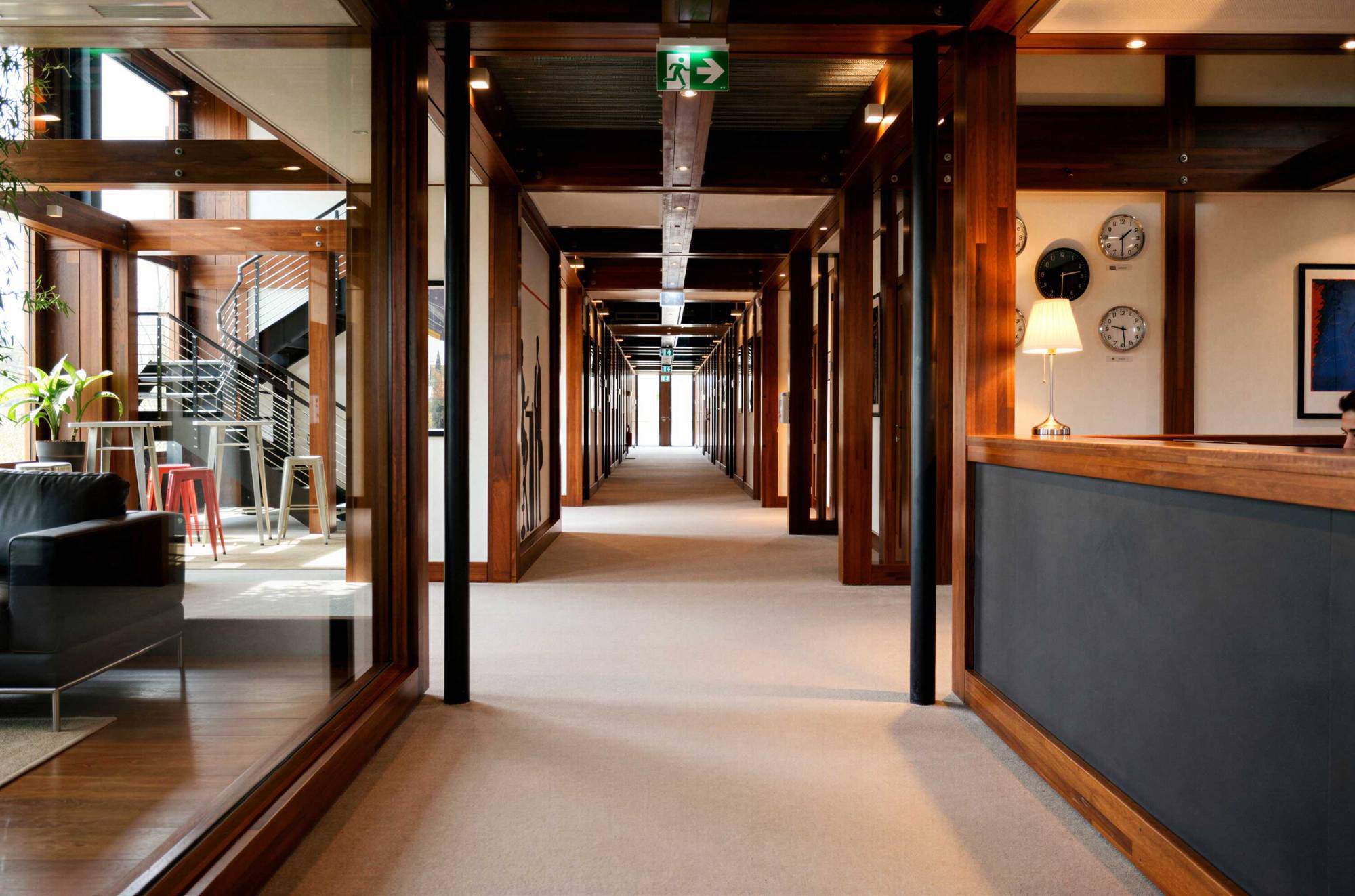 Pagano-home-wood-luxury-Ufficium-wood-corridor-reception-desk-01