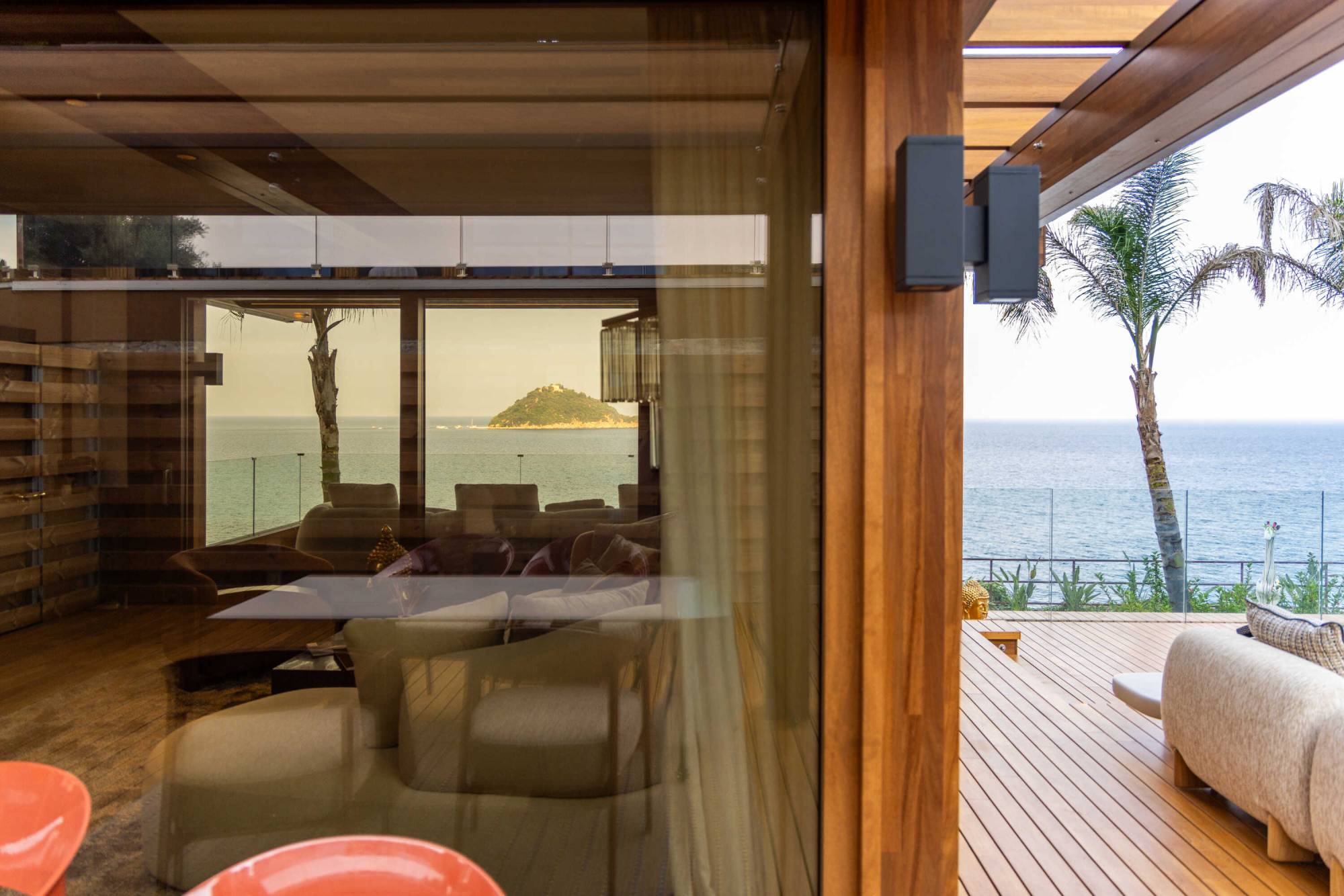 Pagano-home-wood-luxury-BABA-glass-facade-wood-frame-11