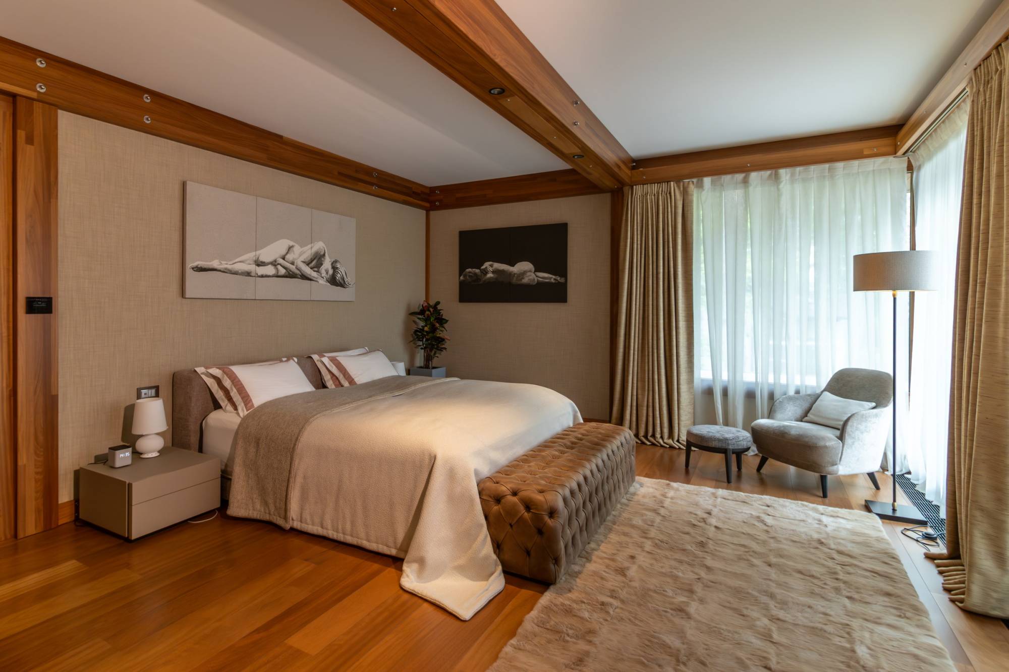 Pagano-house-wood-luxury-villa-boschi-bedroom-artwork-curtains