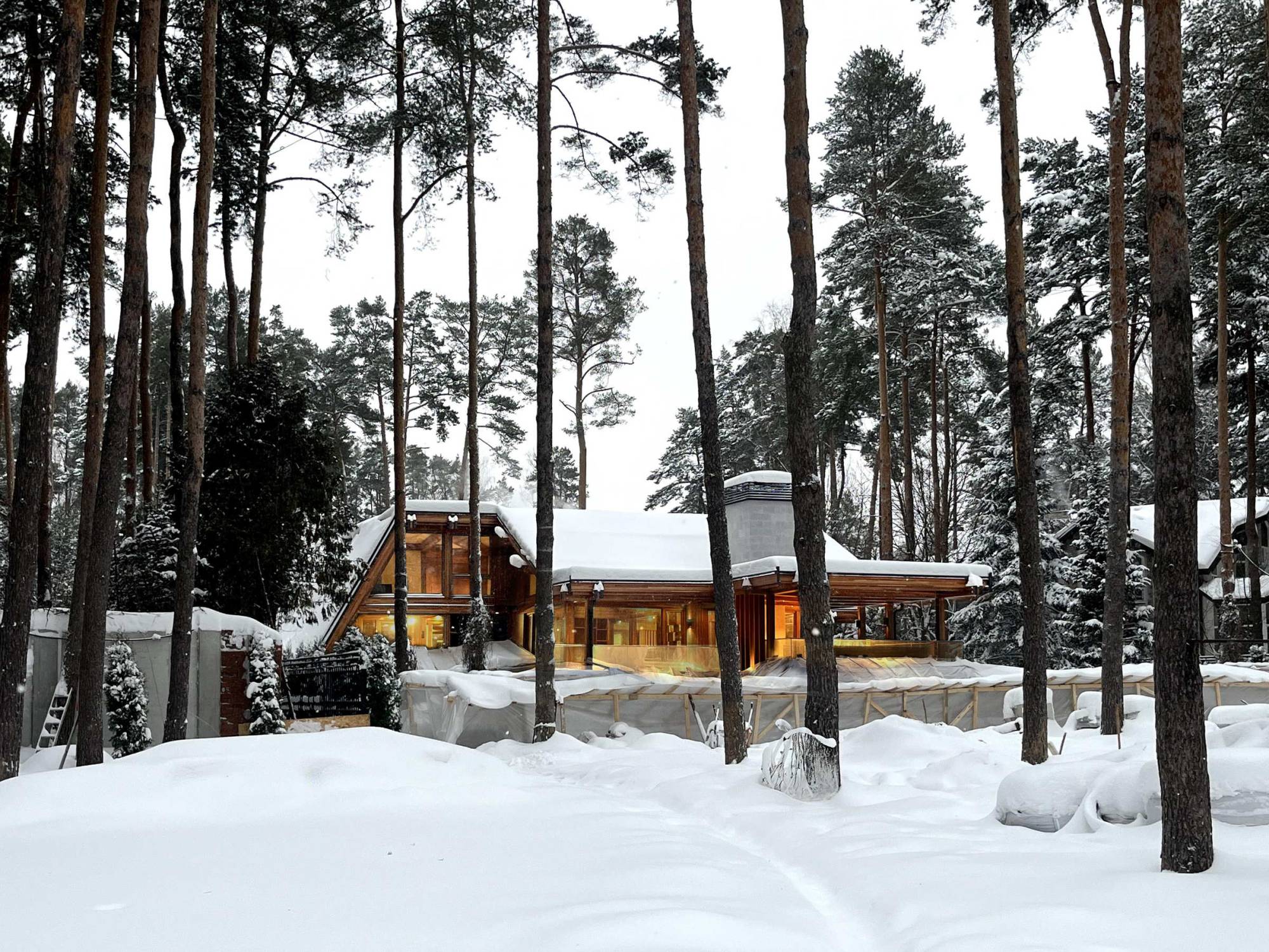 Pagano-house-wood-luxury-villa-boschi-exterior-forest-illuminated