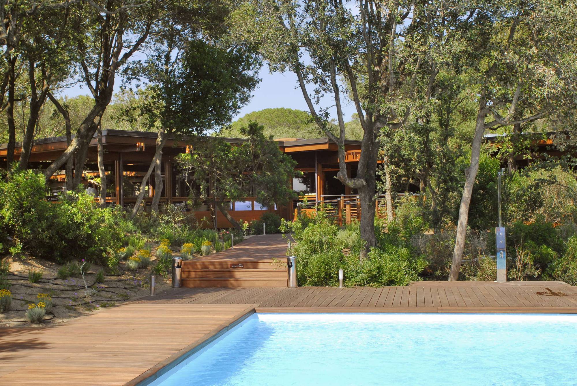 Pagano-house-wood-luxury-restaurant-seaside-pool-deck-vegetation