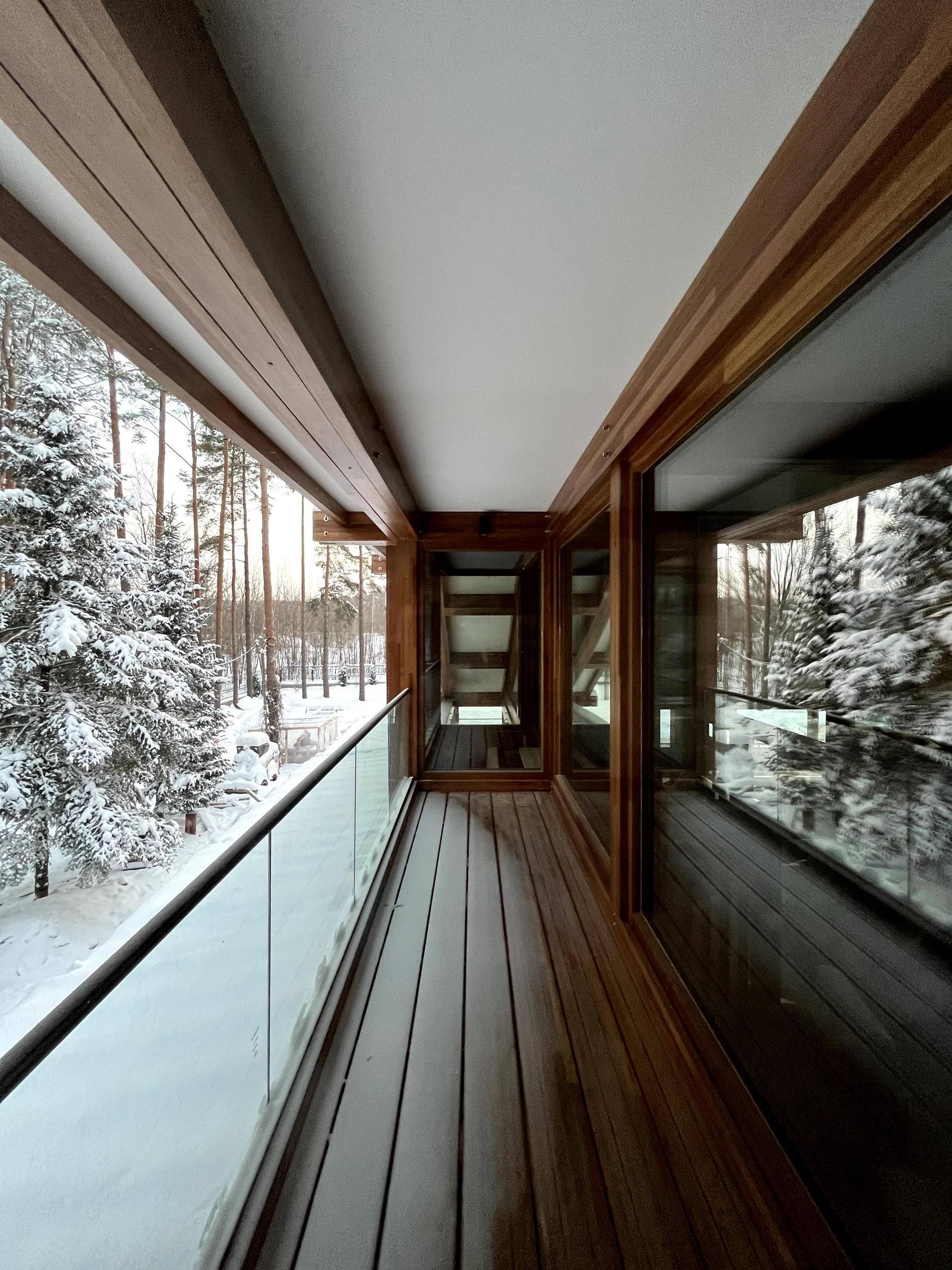 Pagano-house-wood-luxury-villa-boschi-construction-balcony-glass