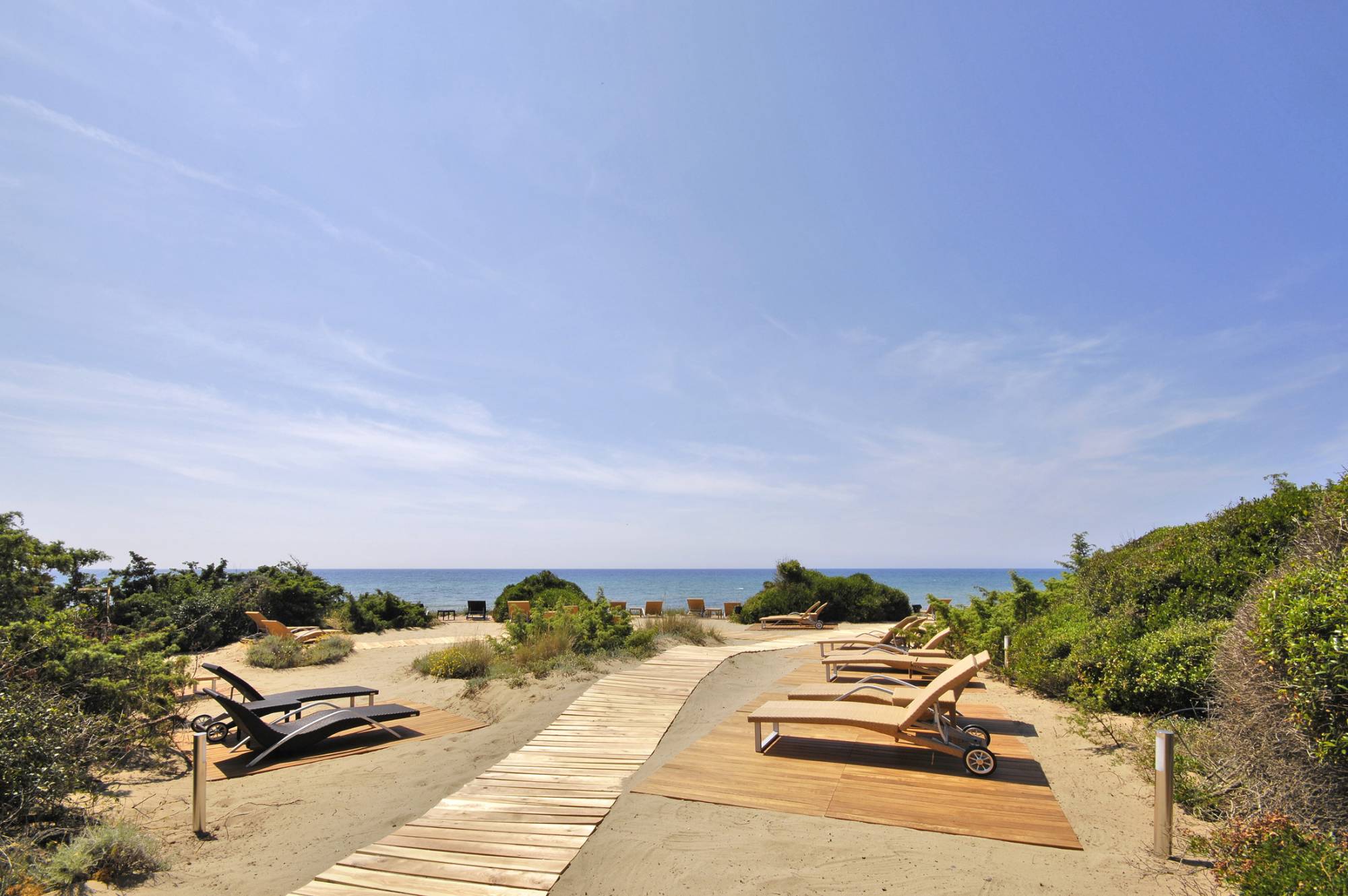 Pagano-house-wood-luxury-restaurant-seaside-sunbeds-boardwalk-sea
