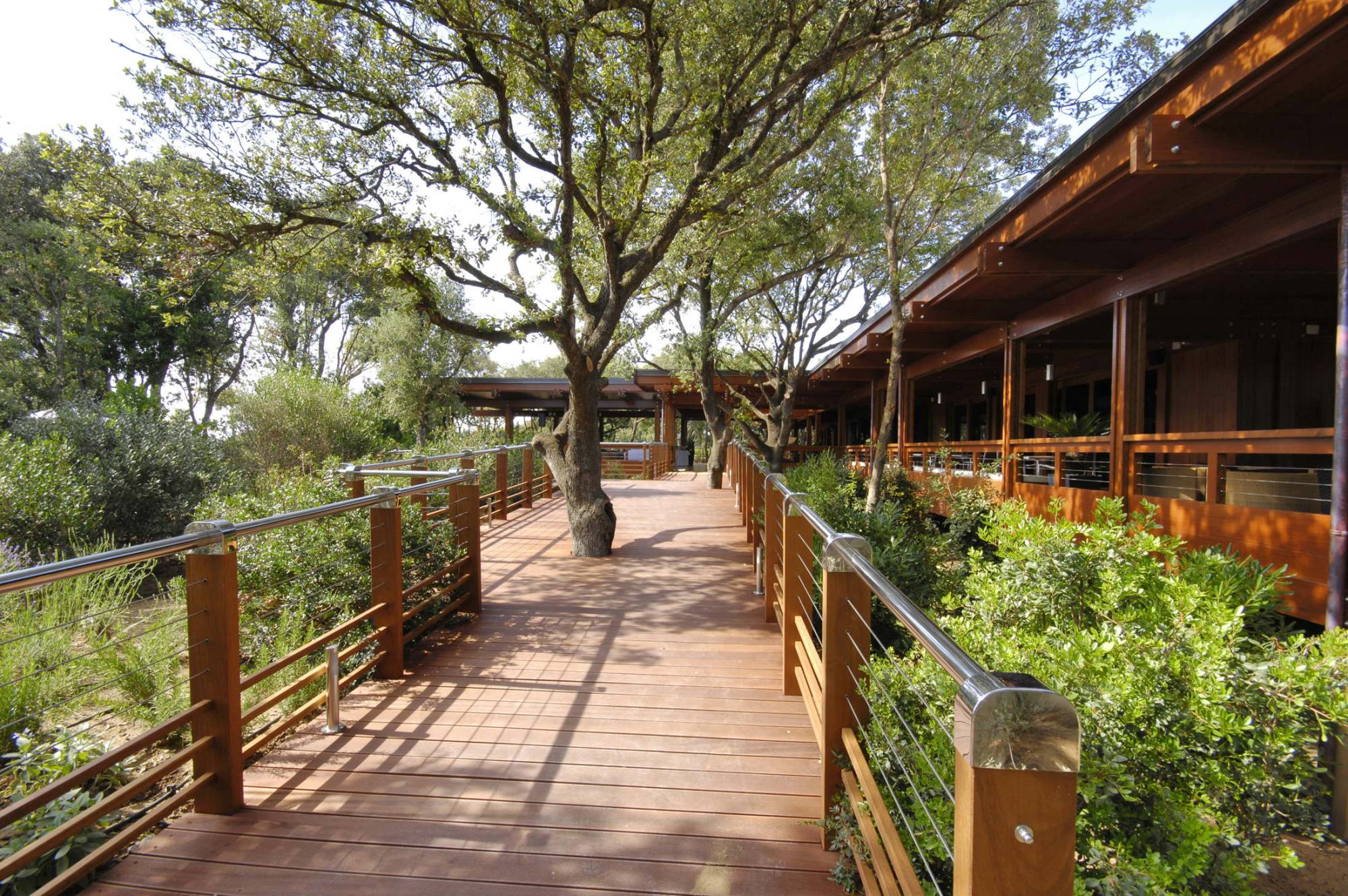 Pagano-house-wood-luxury-restaurant-seaside-boardwalk-restaurant-nature