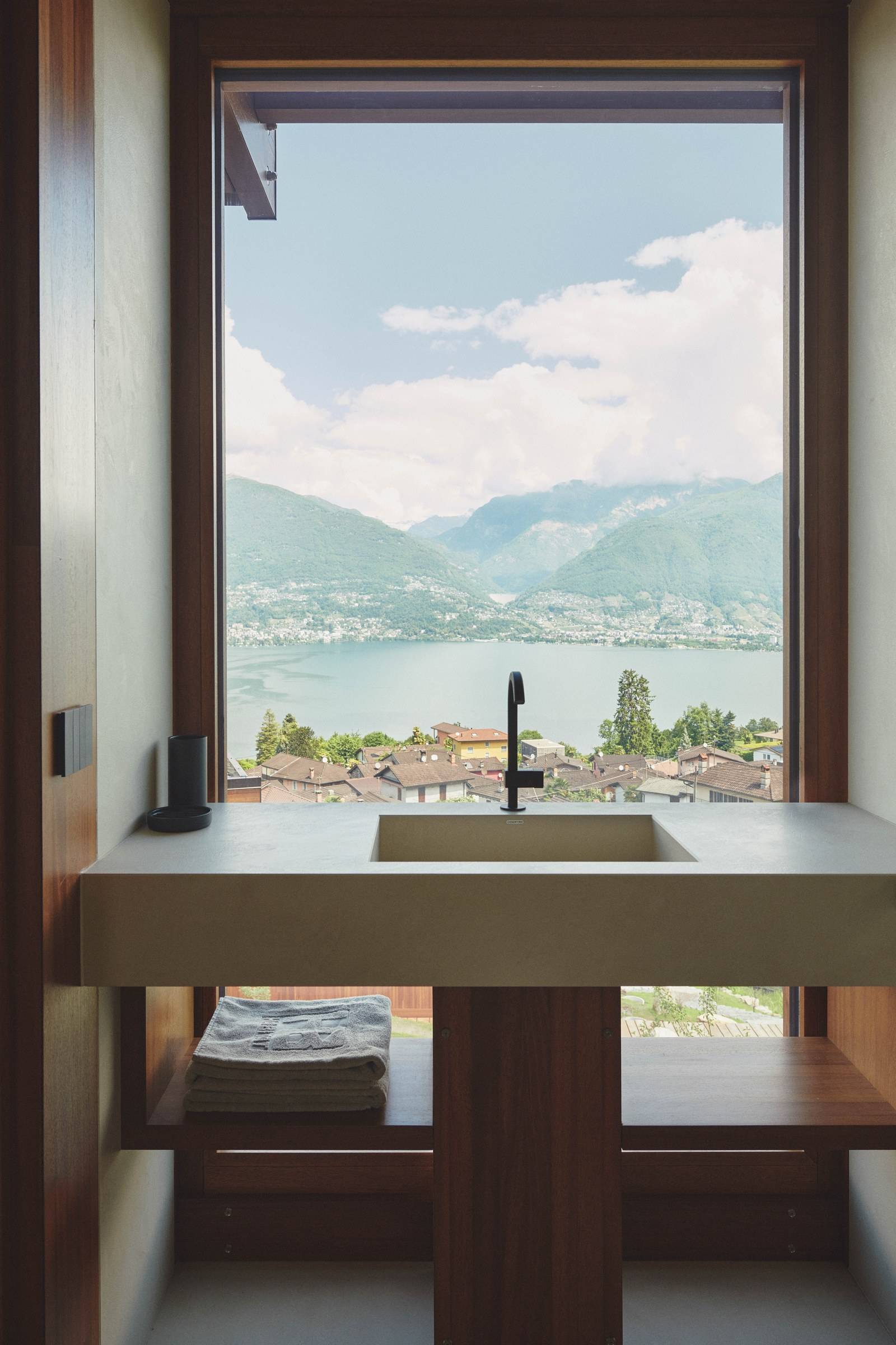 Pagano-wood-hospitality-luxury-habitat-swiss-bathroom-view