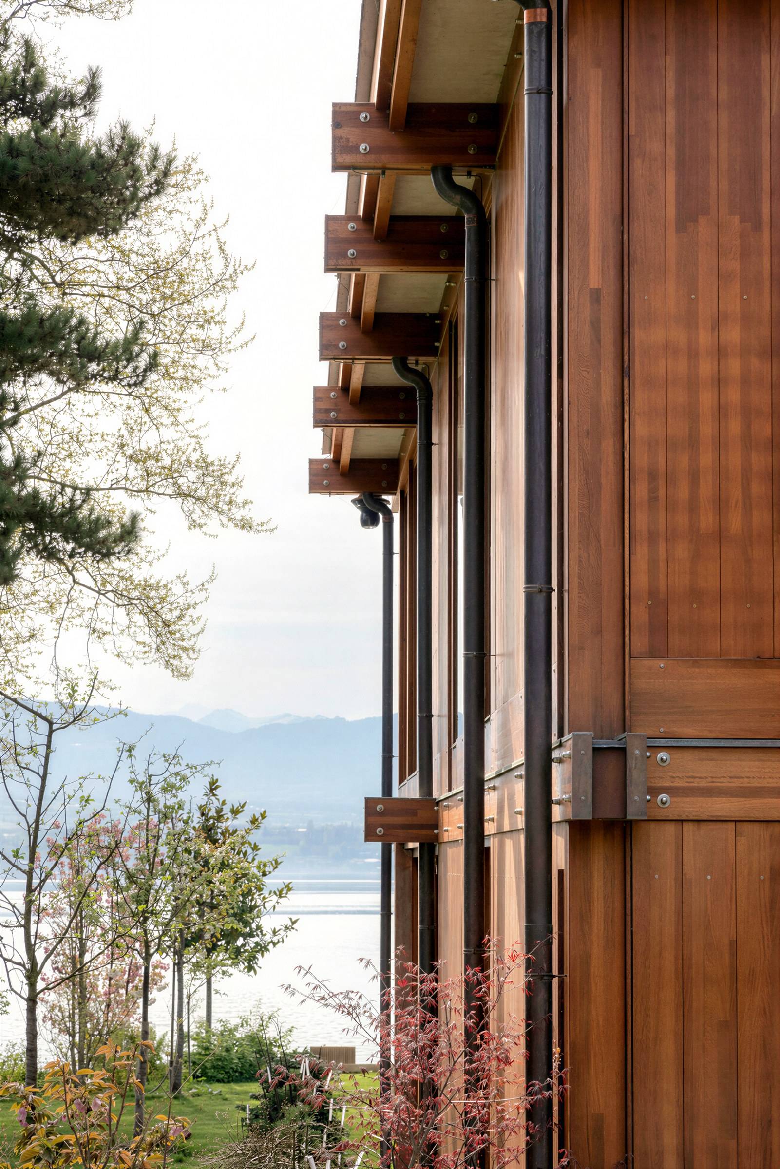 Pagano-home-wood-luxury-swiss-geneve-facade-detail