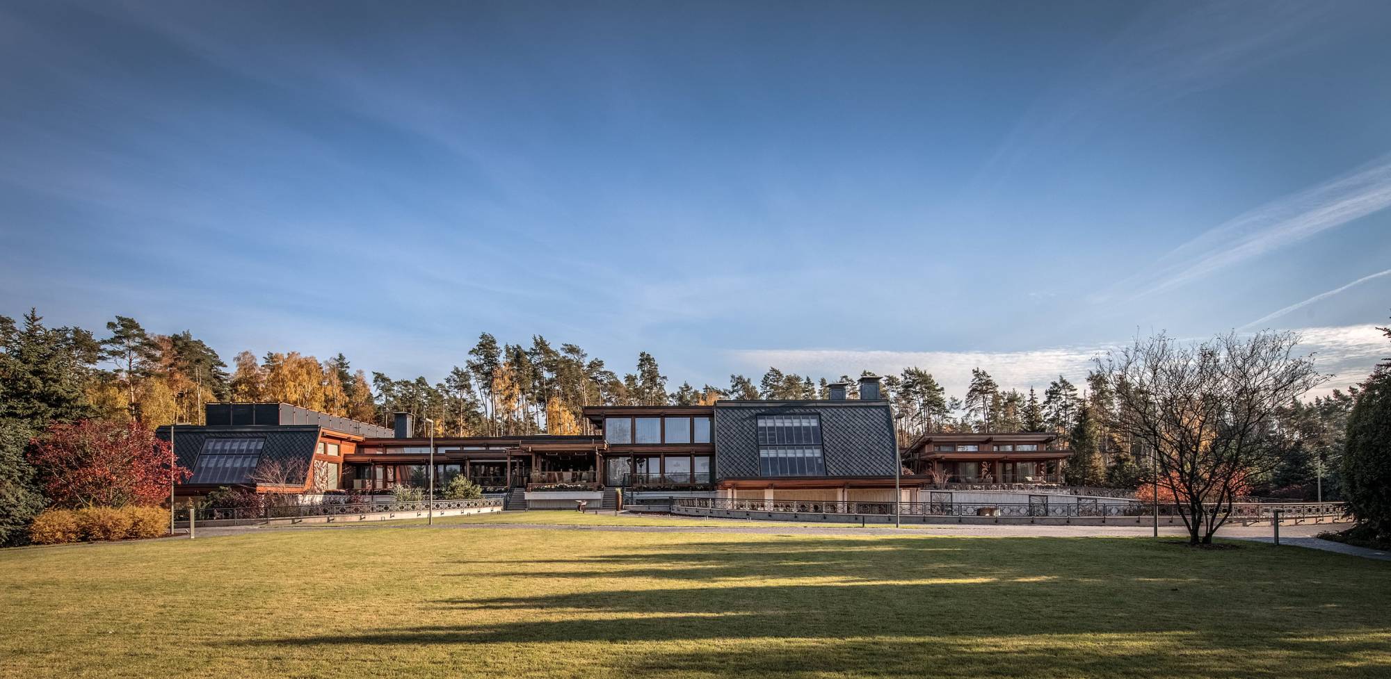 Pagano-house-wood-luxury-worlds-largest-residence-exterior-lawn-panoramic