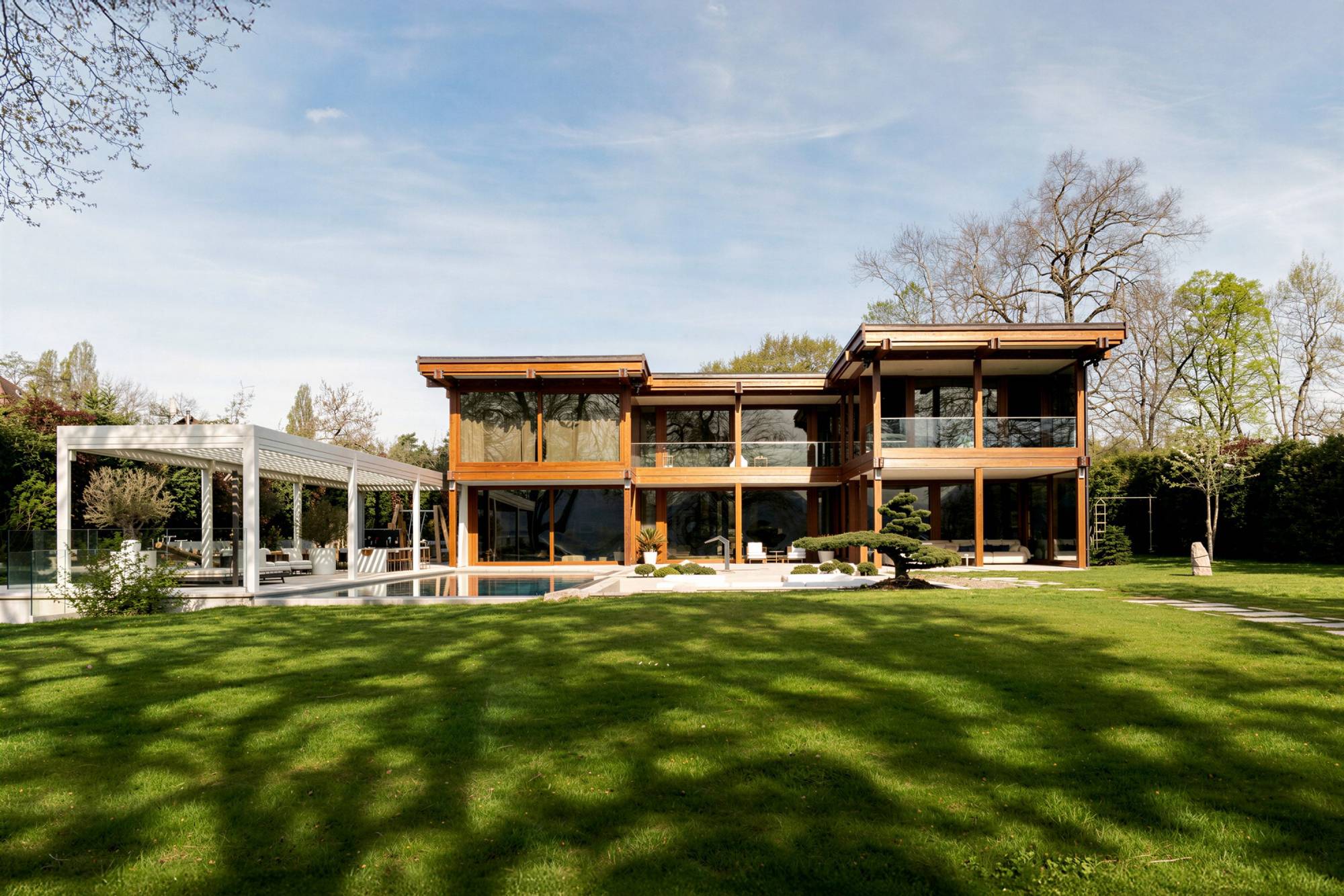 Pagano-home-wood-luxury-swiss-geneve-pool-facade