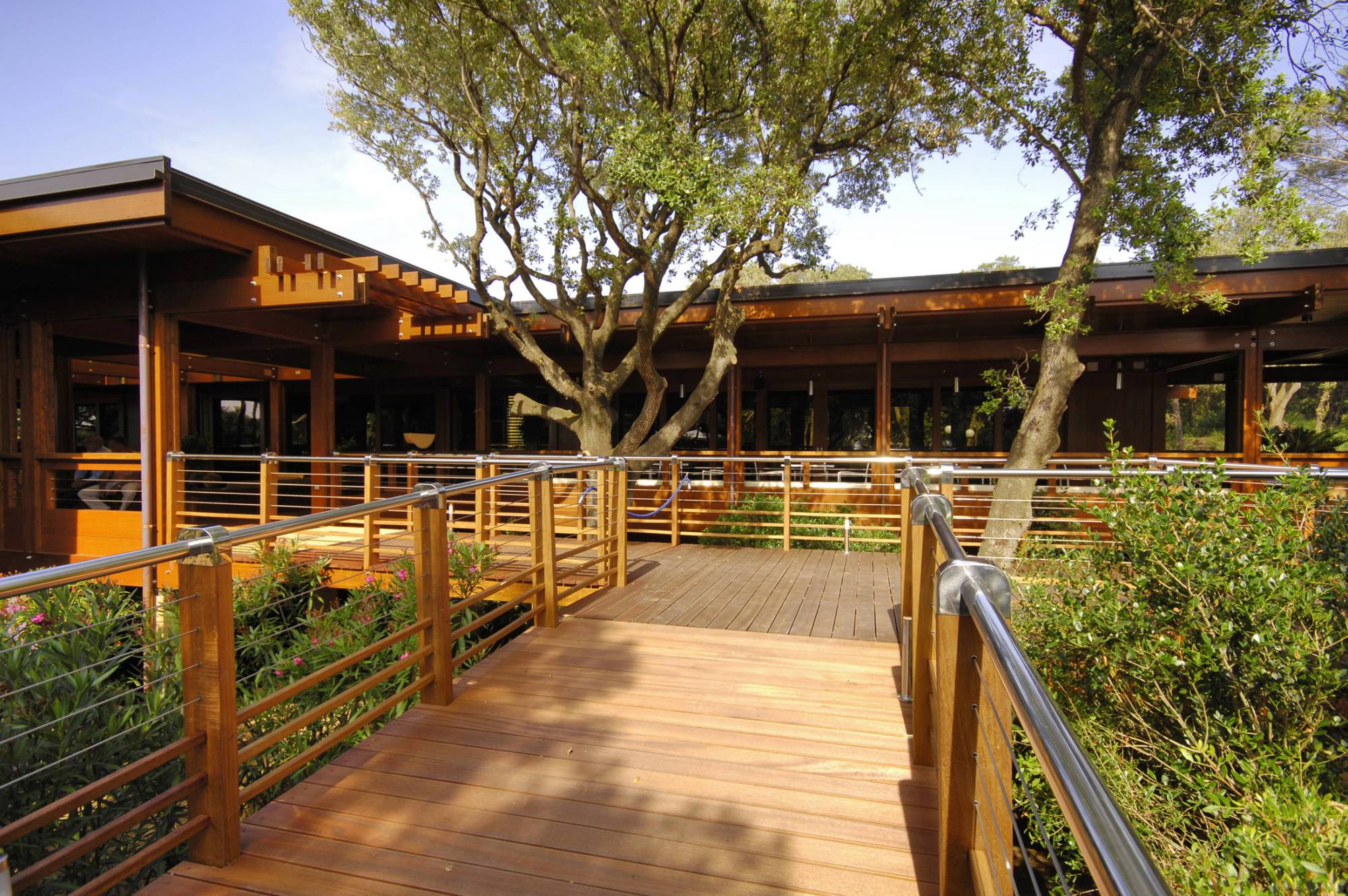 Pagano-house-wood-luxury-restaurant-seaside-deck-entrance-wood