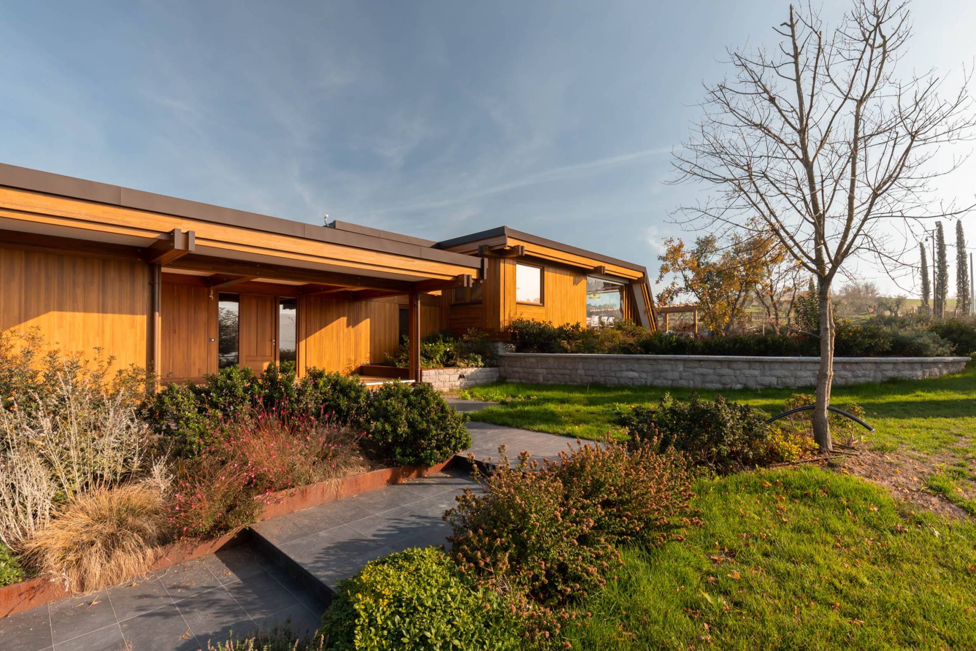 Pagano-house-wood-luxury-villa-rachele-exterior-garden-pathway