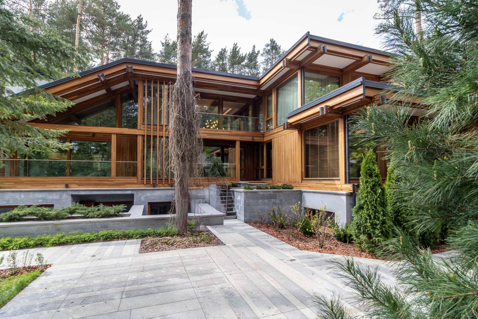 Pagano-house-wood-luxury-villa-boschi-exterior-driveway-pines