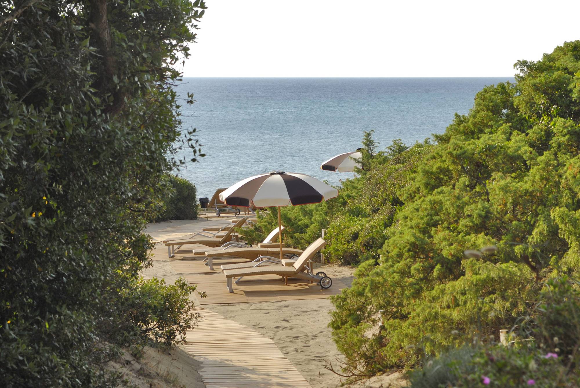 Pagano-house-wood-luxury-restaurant-seaside-loungers-umbrellas-beach