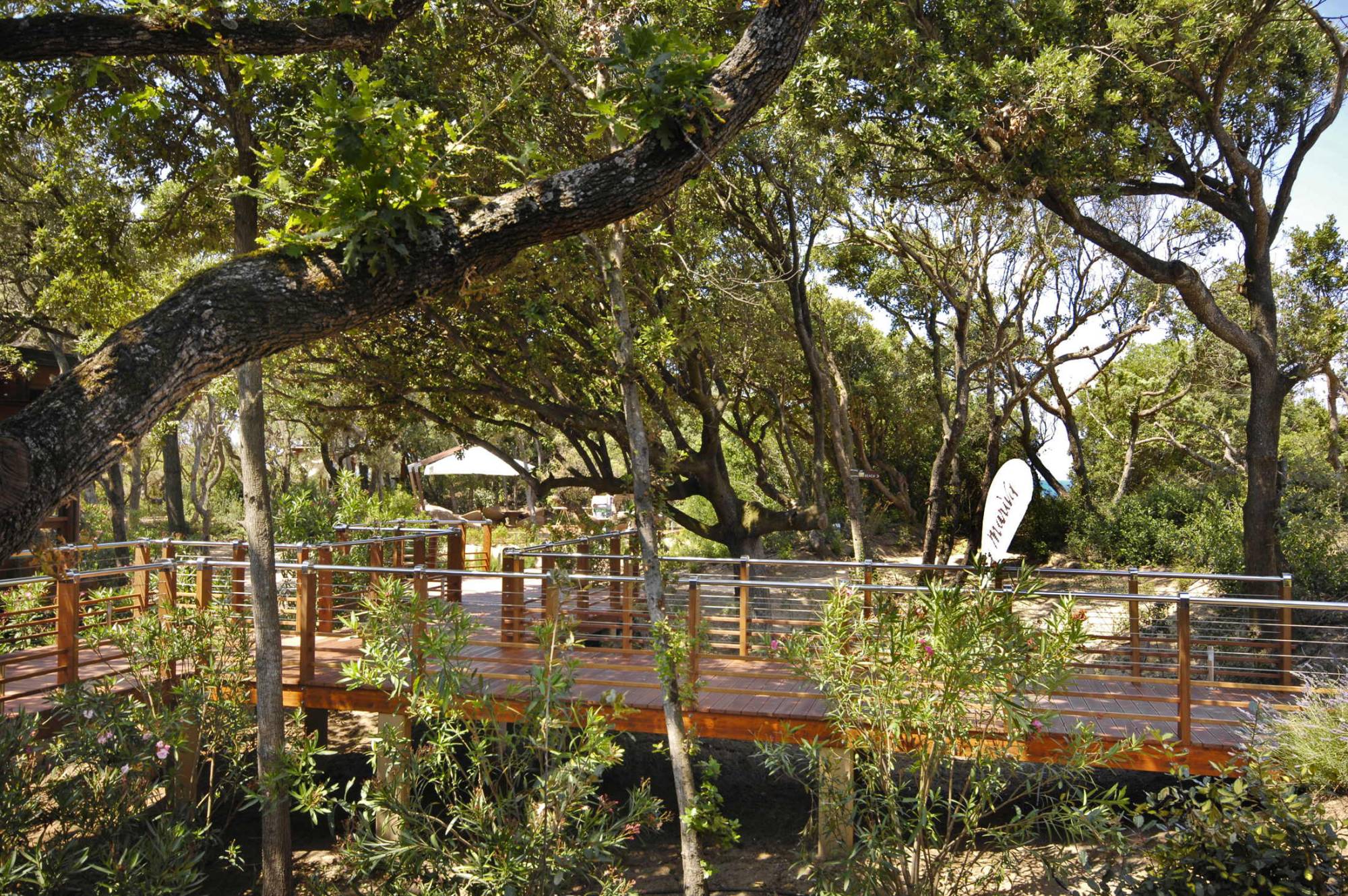 Pagano-house-wood-luxury-restaurant-seaside-walkway-trees-canopy