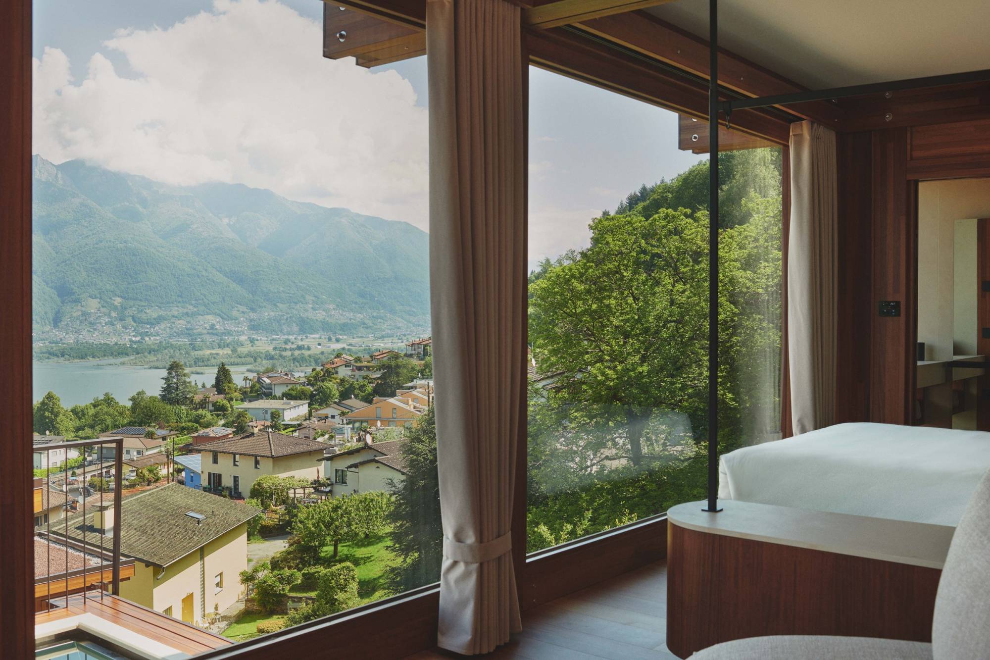 Pagano-wood-hospitality-luxury-habitat-swiss-bedroom-panorama