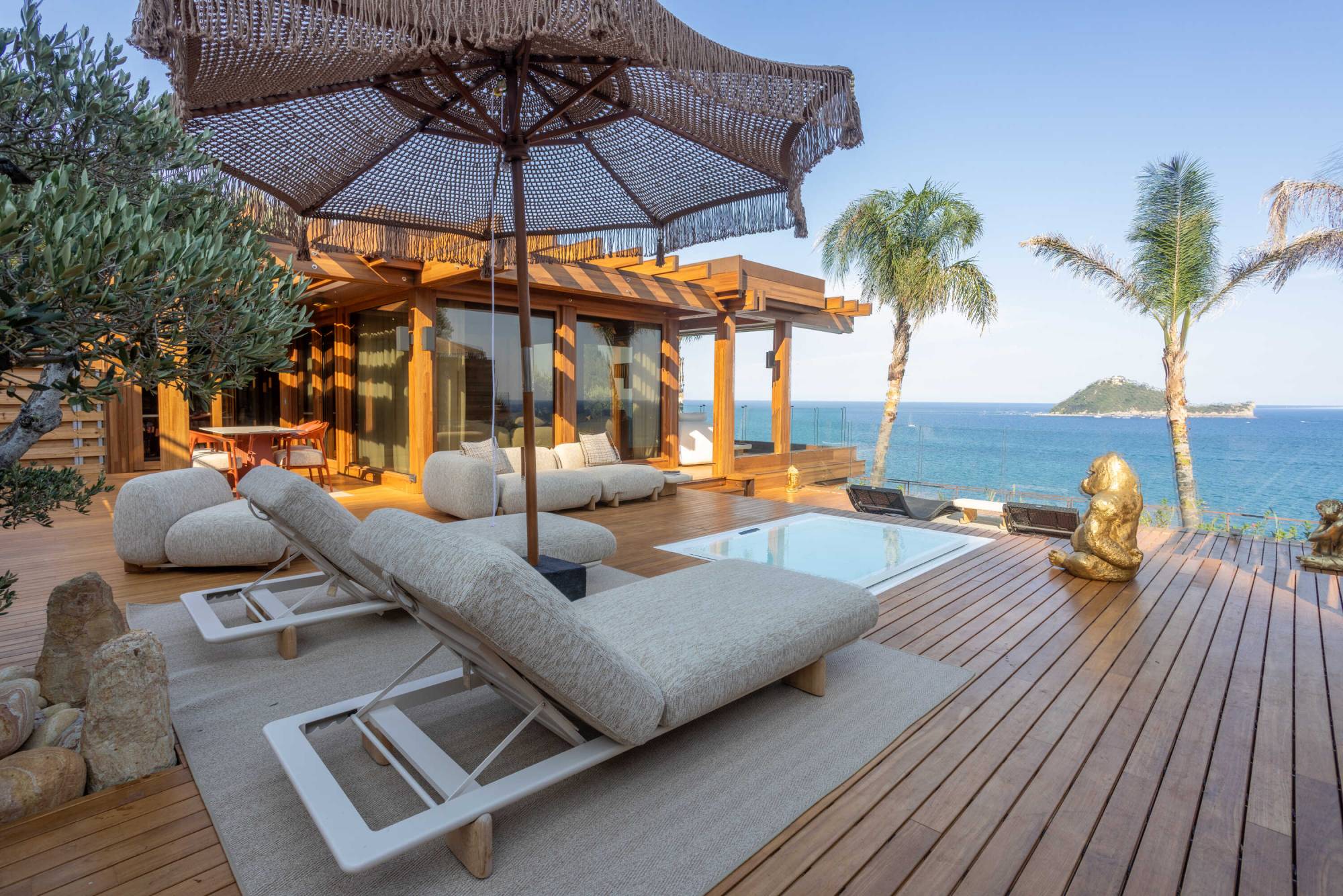 Pagano-home-wood-luxury-BABA-pool-terrace-island-view-02