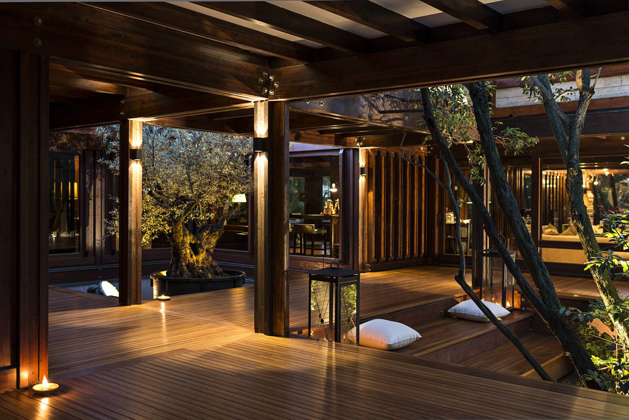 Pagano-wood-luxury-casa-pagano-courtyard