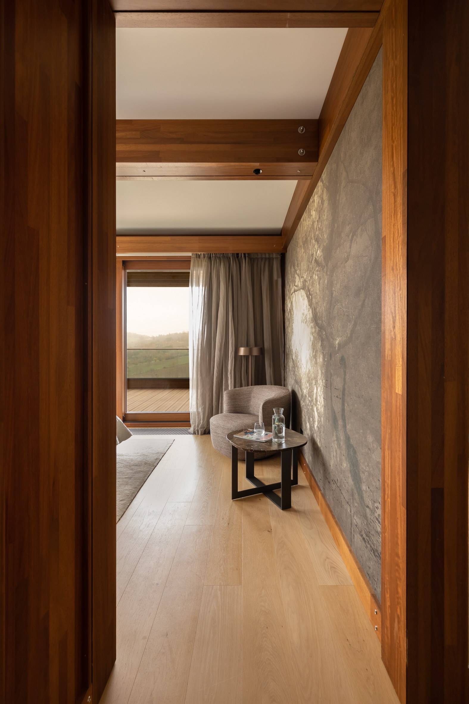 Pagano-house-wood-luxury-villa-rachele-bedroom-corridor-art