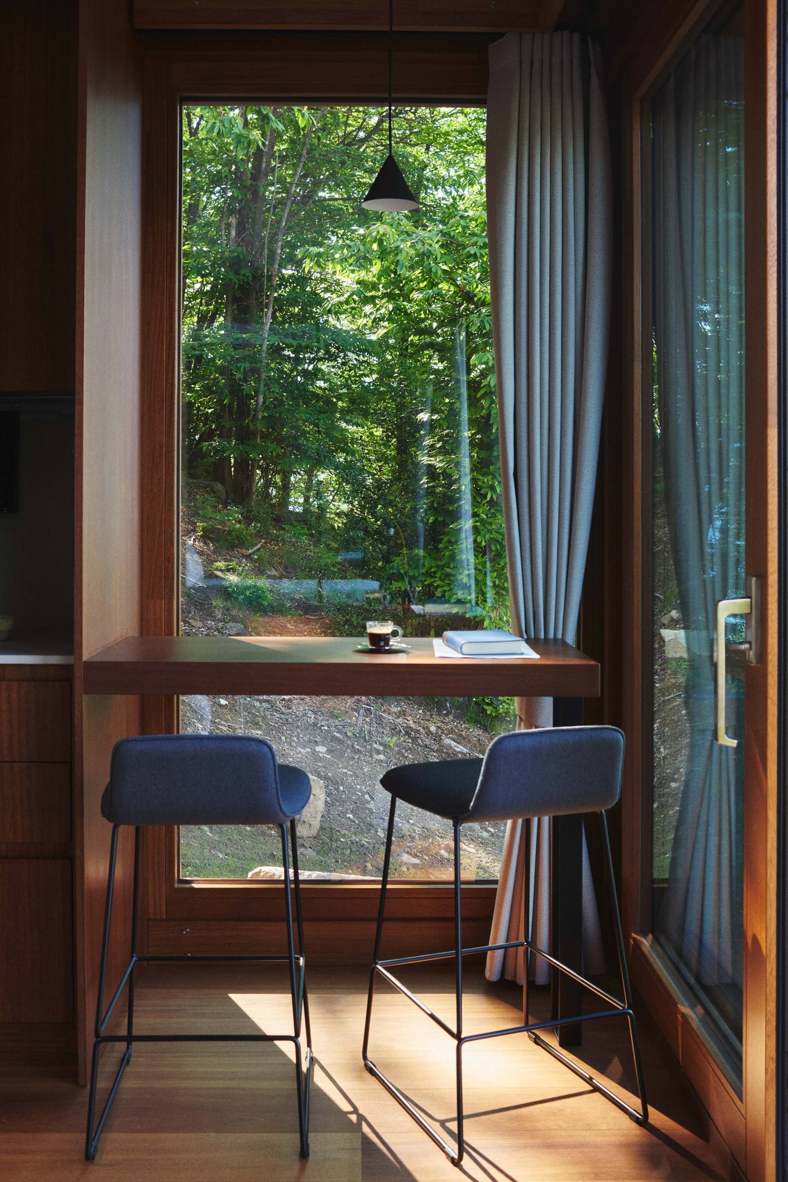 Pagano-wood-hospitality-luxury-habitat-swiss-breakfast-nook