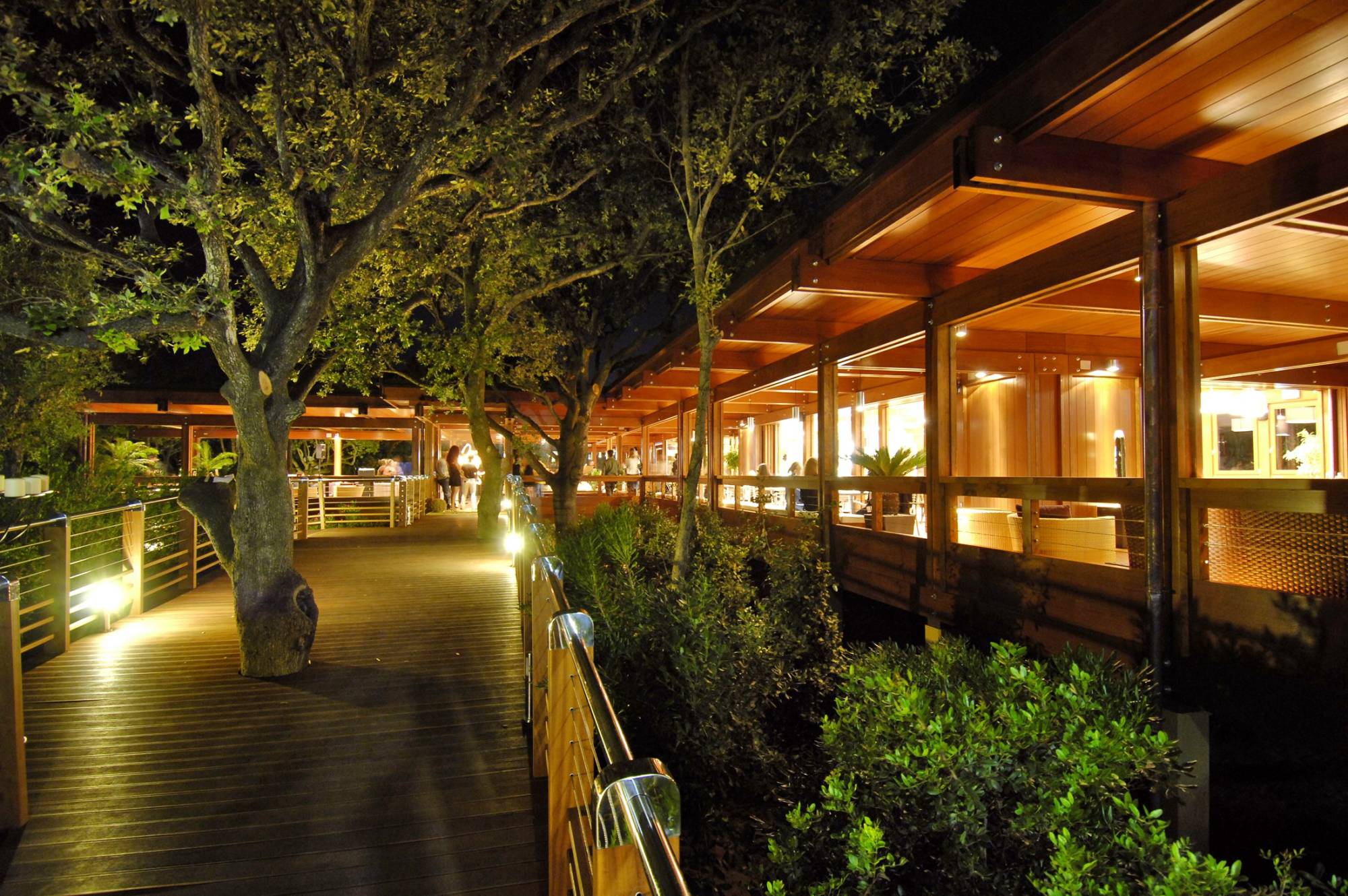 Pagano-wood-systems-hospitality-luxury-elevated-walkway